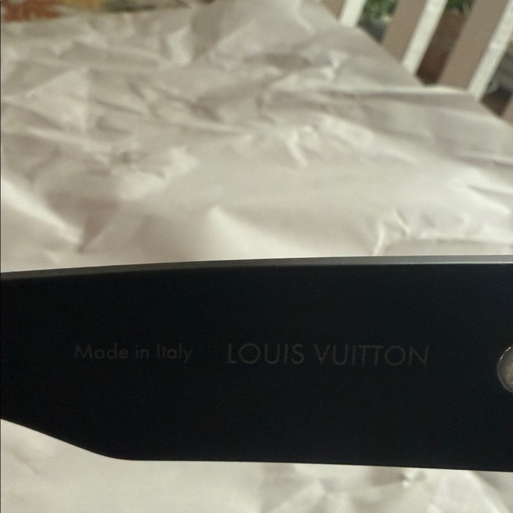 LOUIS VUITTON Oversized Sunglasses - Picture 3 of 4